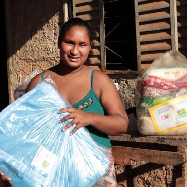 Gracinha Caiado distribui cestas básicas e outros benefícios em