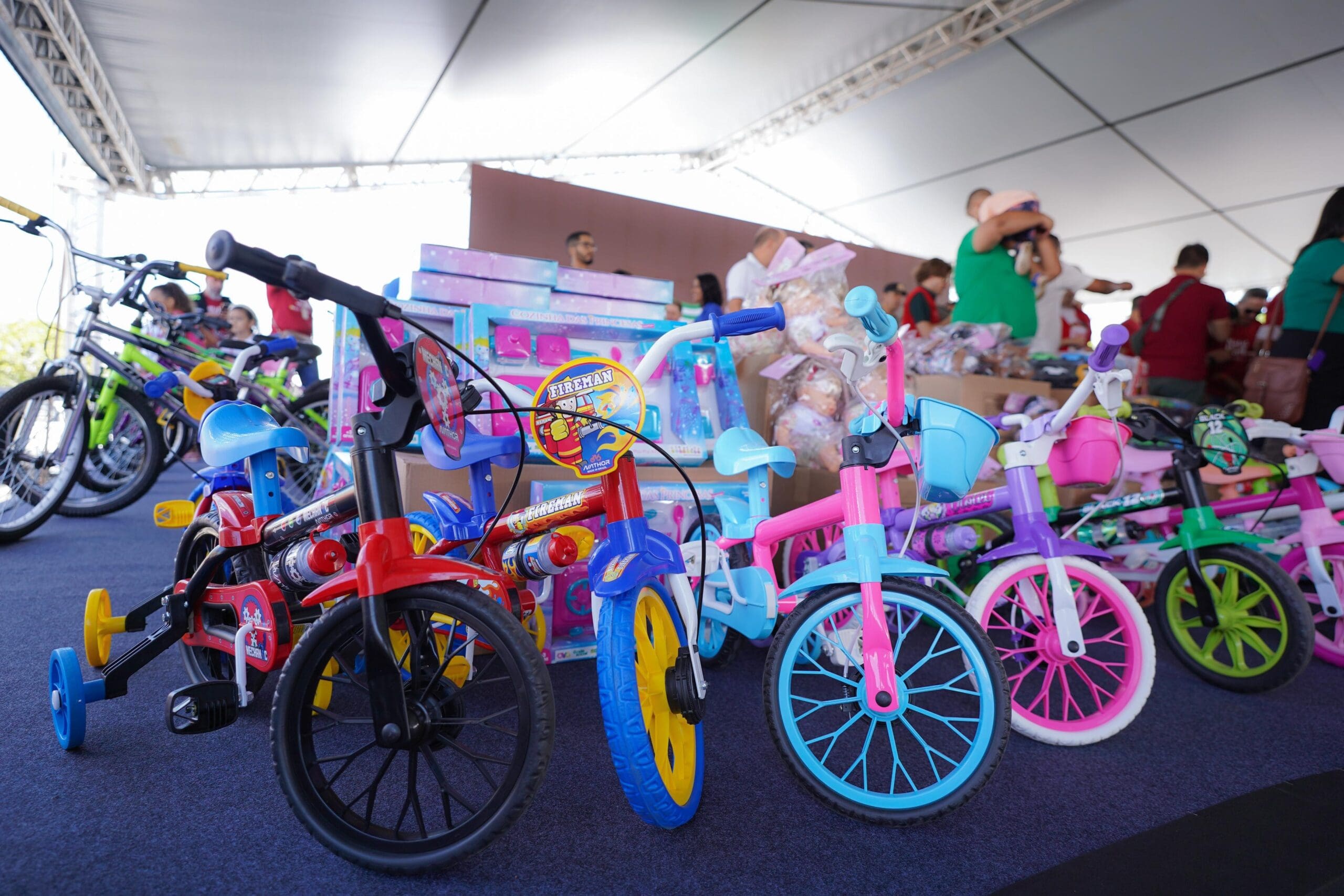 Natal Do Bem Alegra Crian As De Aparecida Mais De Mil Brinquedos