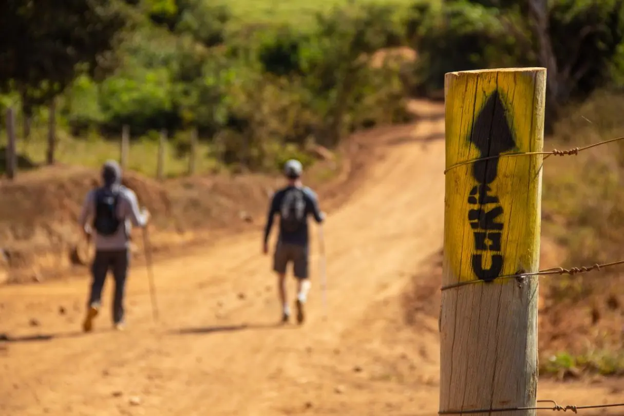 turistas no caminho de cora