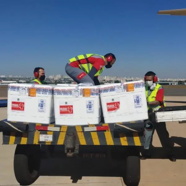 Chegada de vacinas no aeroporto de Goiânia