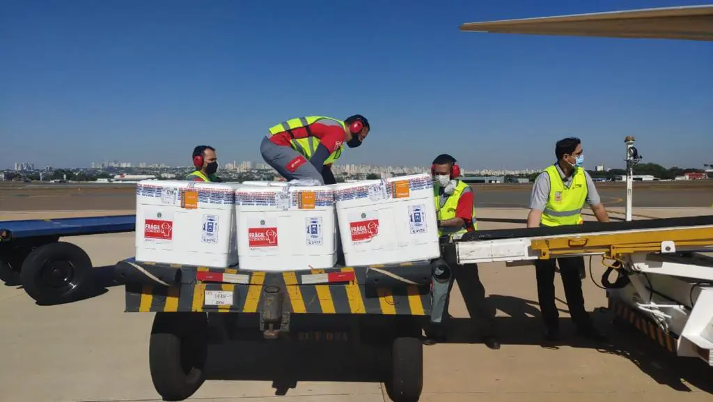 Chegada de vacinas no aeroporto de Goiânia