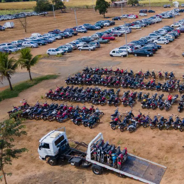 Pátio do Detran Goiás com veículos que serão leiloados