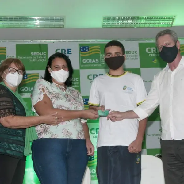 Entrega de cartão alimentação a alunos de Ceres