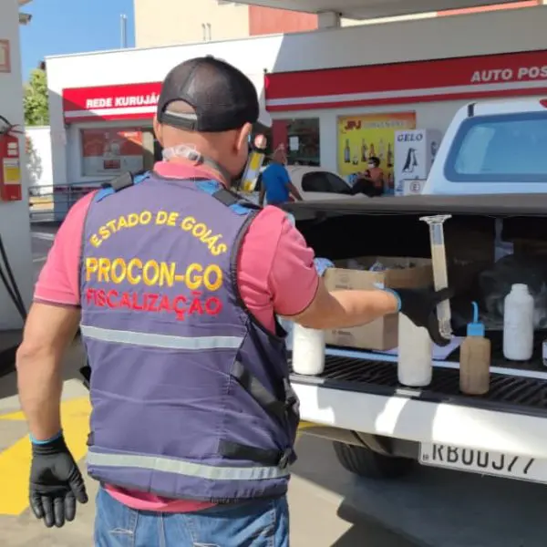 Equipe do Procon Goiás fiscaliza postos de combustíveis