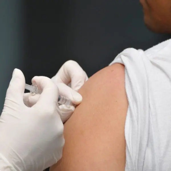 Vacina sendo aplicada em braço