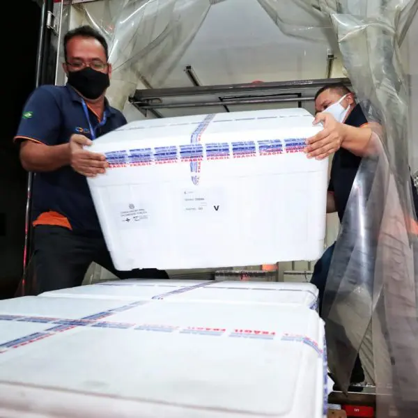 Doses de vacina contra Covid-19 desembarcando em Goiás