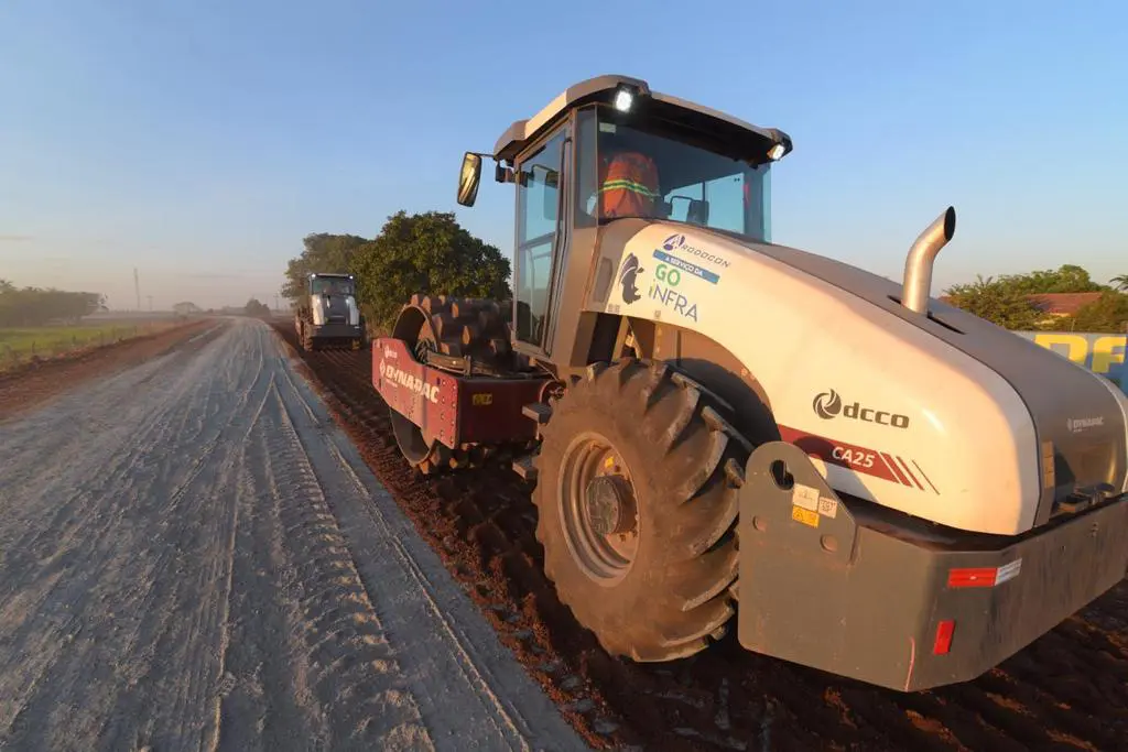 Máquinas na pista para obras na GO-320