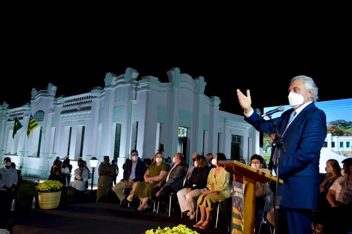 governador na cerimônia de entrega do Palácio da Instrução