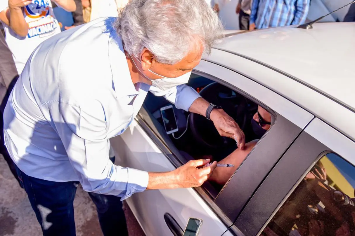 Governador Ronaldo Caiado aplicando vacina