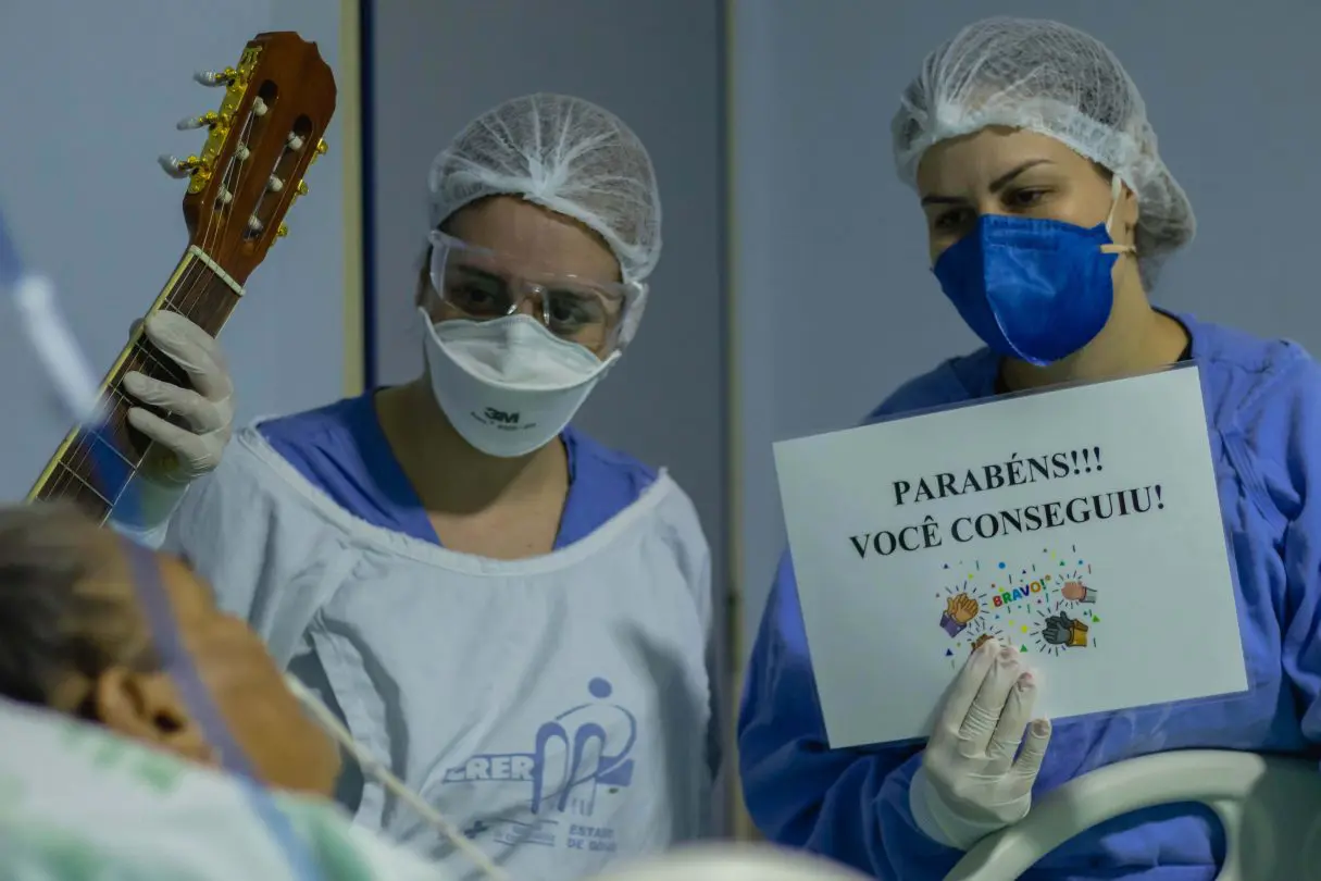 paciente acolhida com música no Crer, após extubação