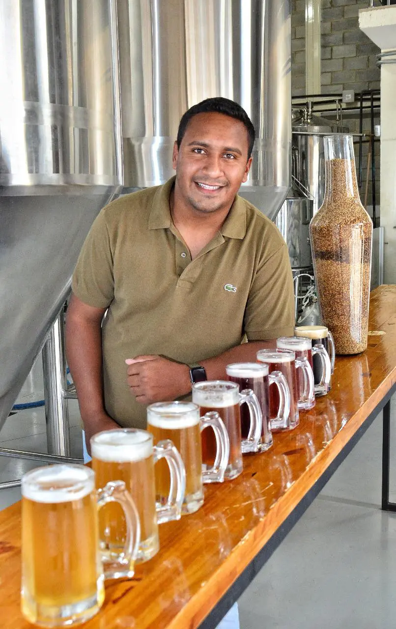 Dono de cervejaria na linha de produção