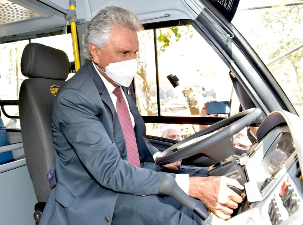 Ronaldo Caiado em um dos ônibus escolares entregues- asdown