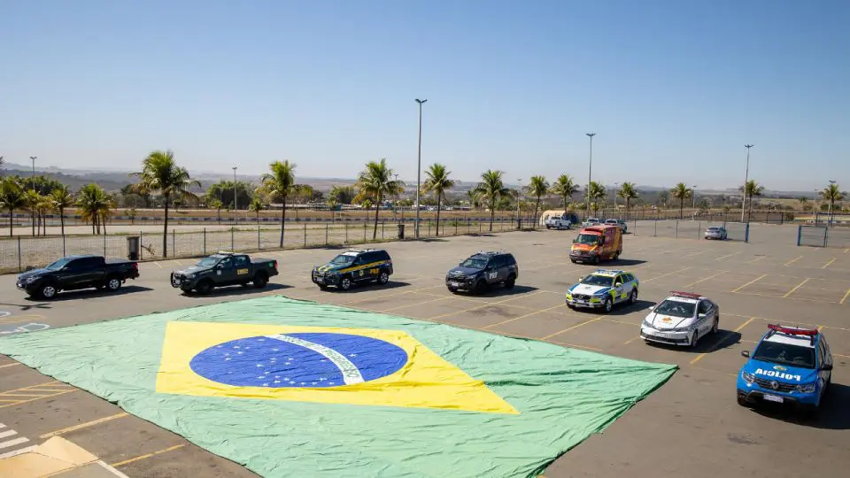 carros policiais que passaram por testes no autódromo