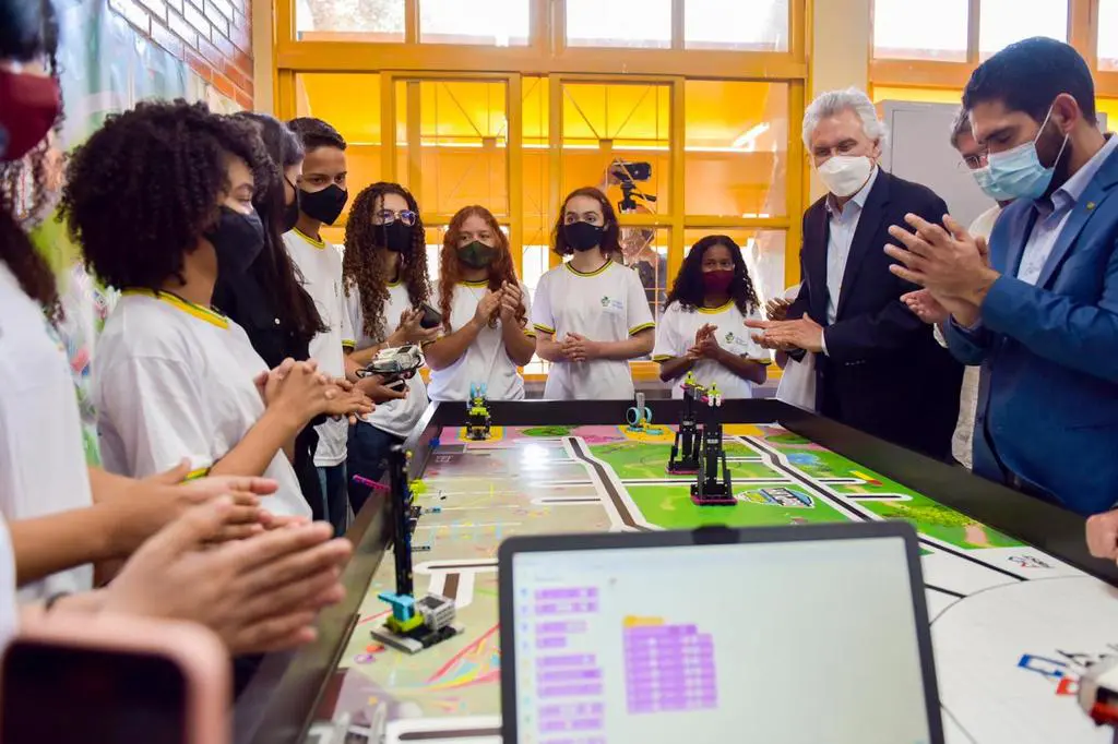 governador com alunos na escola inaugurada