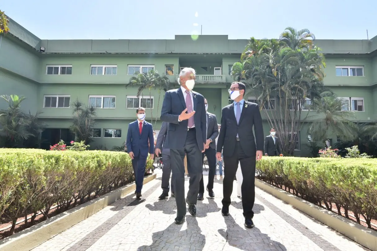 Governador e embaixador em frente ao Palácio das Esmeraldas