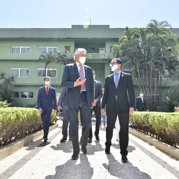 Governador e embaixador em frente ao Palácio das Esmeraldas