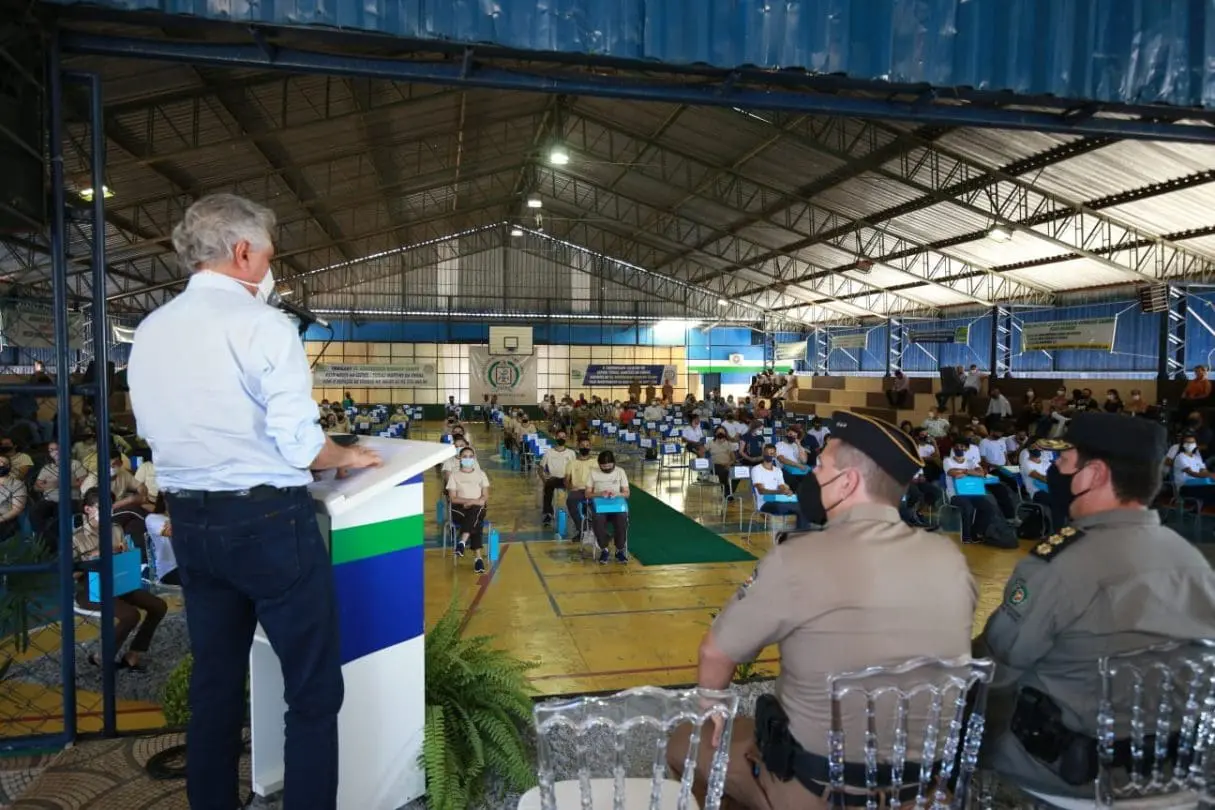 governador em discurso no colégio