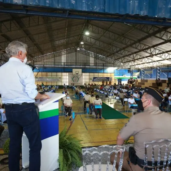 governador em discurso no colégio