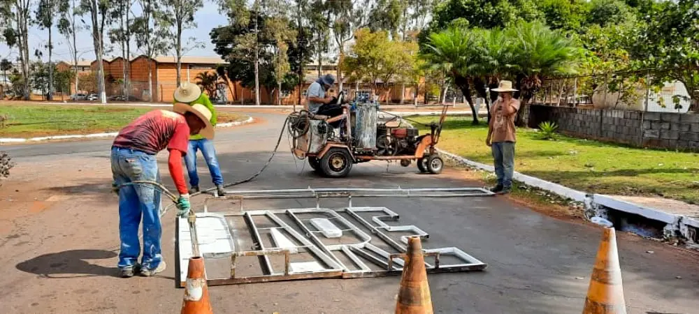 trabalhadores pintando sinalização