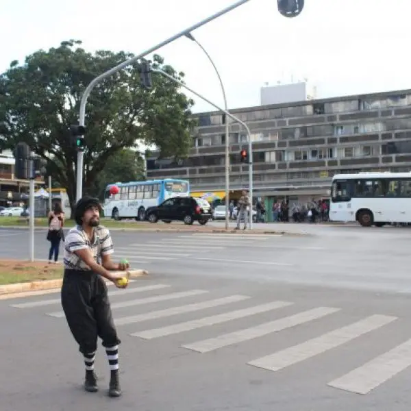 artista de rua no semáforo