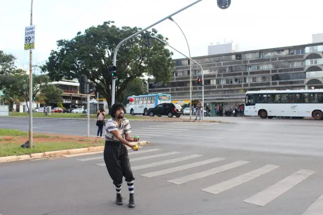 artista de rua no semáforo