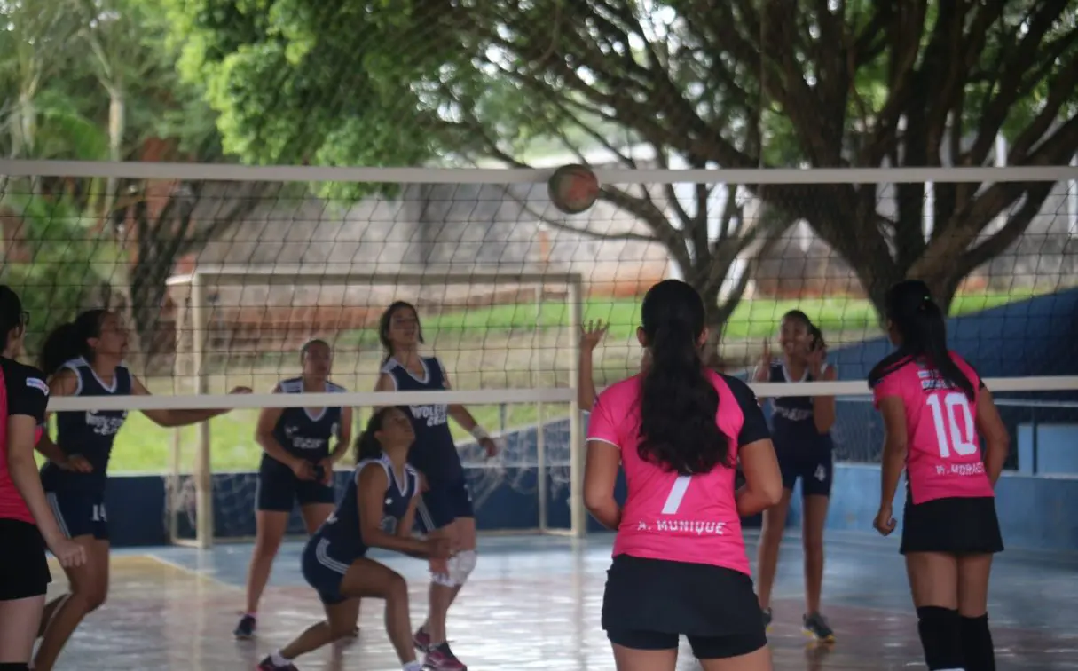 jogo de vôlei na escola