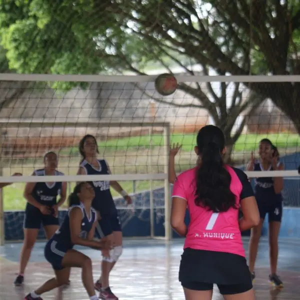 jogo de vôlei na escola