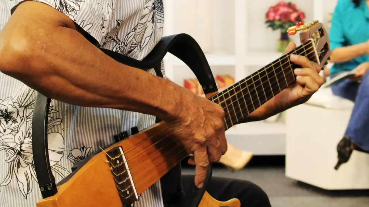 homem tocando violão