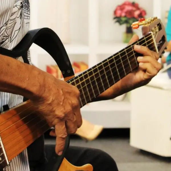 homem tocando violão