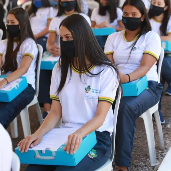 alunos com chromebooks