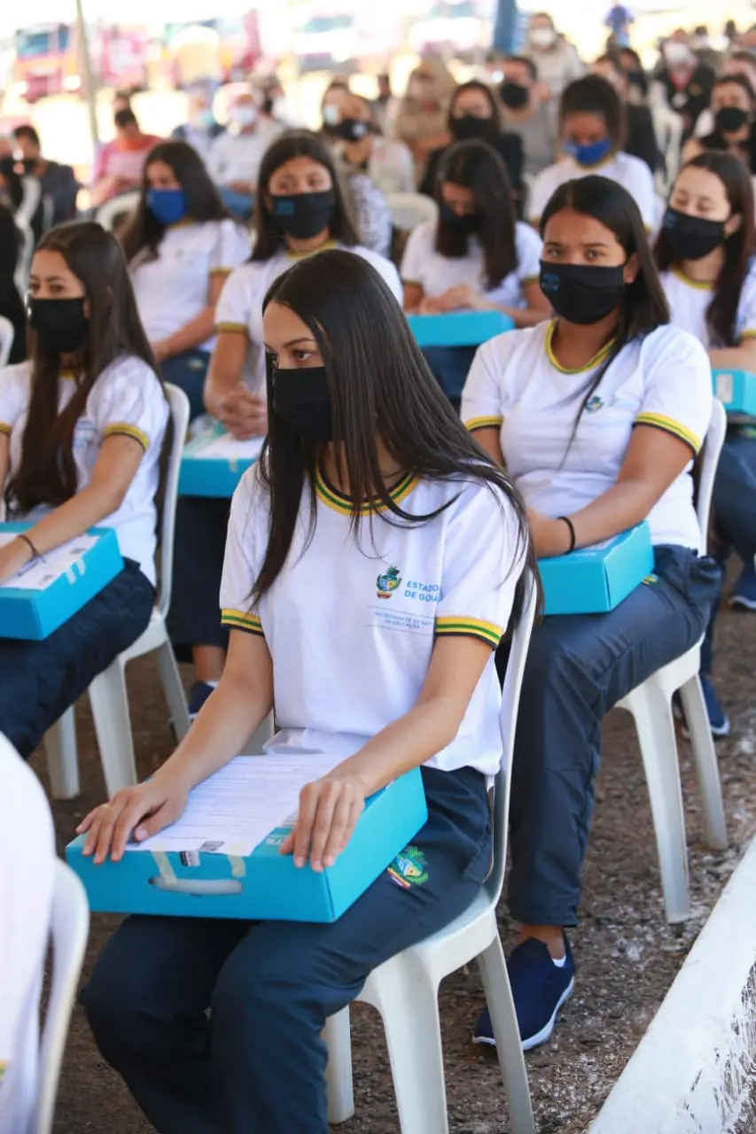 alunos com chromebooks