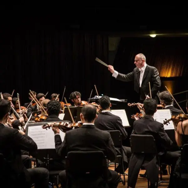 orquestra filarmônica se apresentando