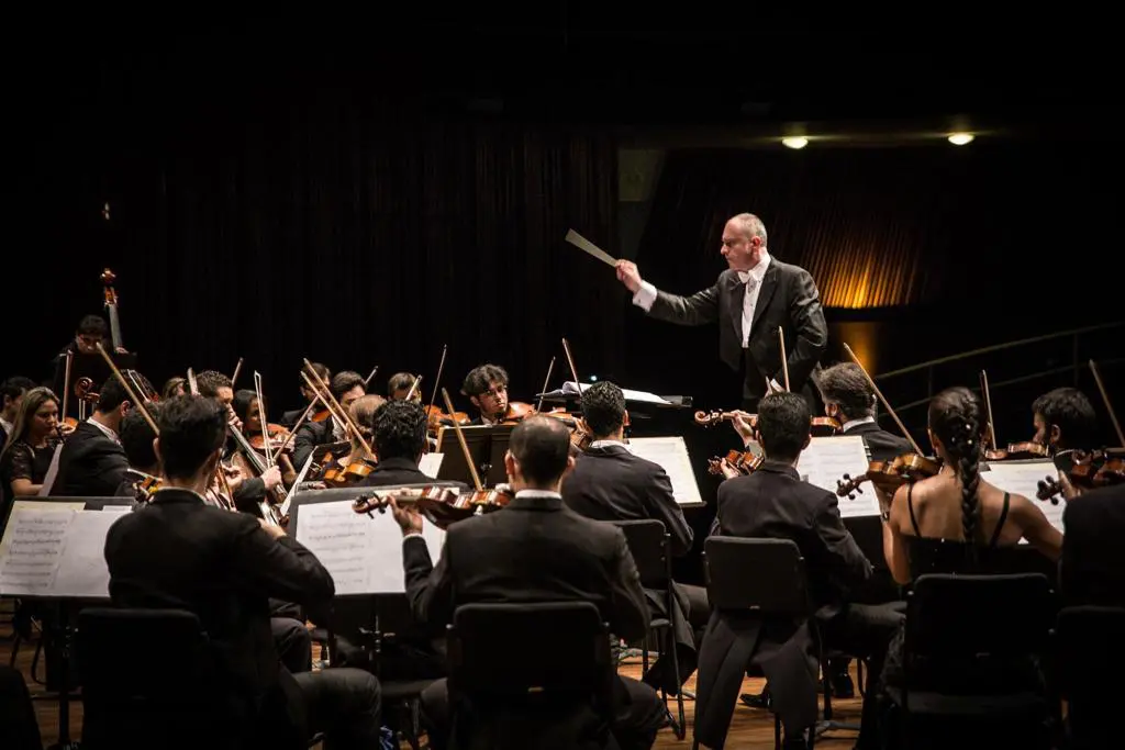 orquestra filarmônica se apresentando