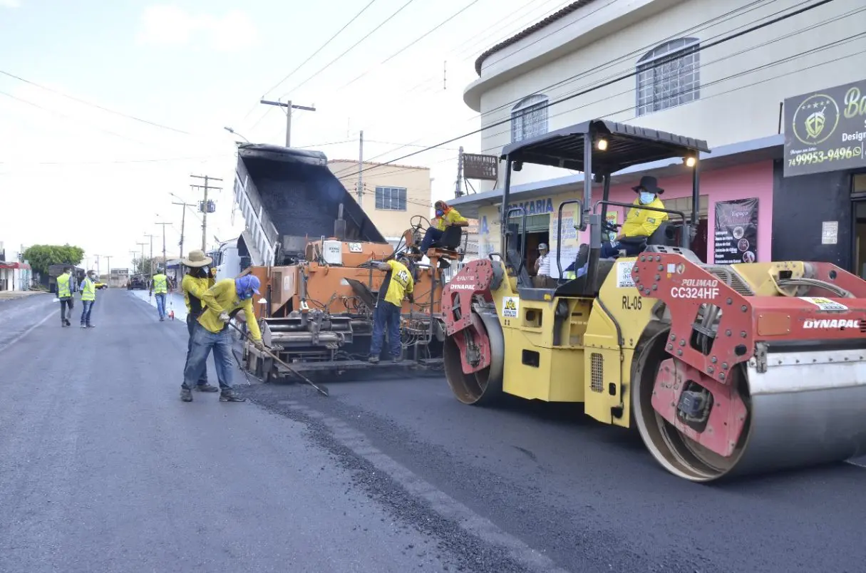 máquinas da goinfra trabalhando