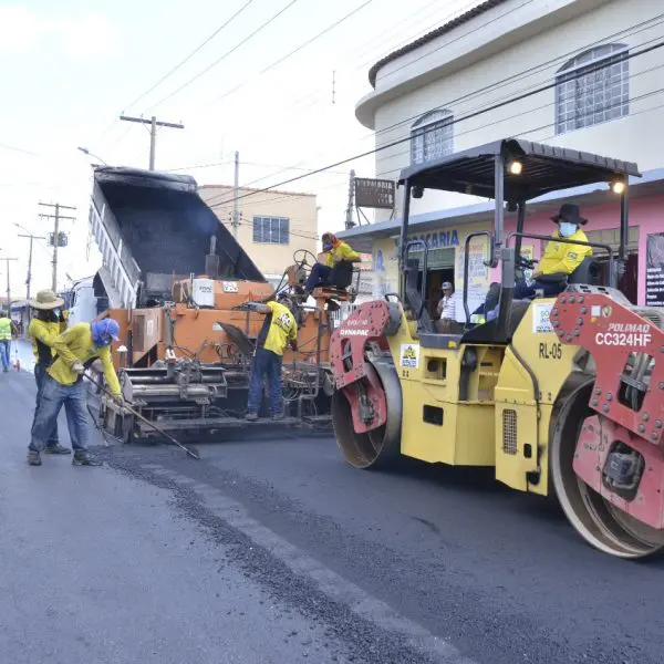 máquinas da goinfra trabalhando