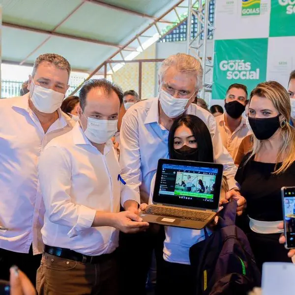 governador entregando chromebooks