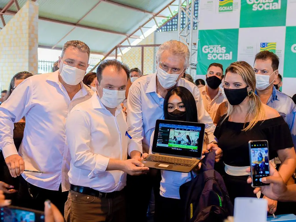 governador entregando chromebooks