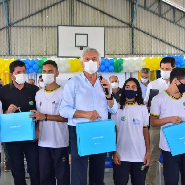 governador entrega chromebooks em Aparecida