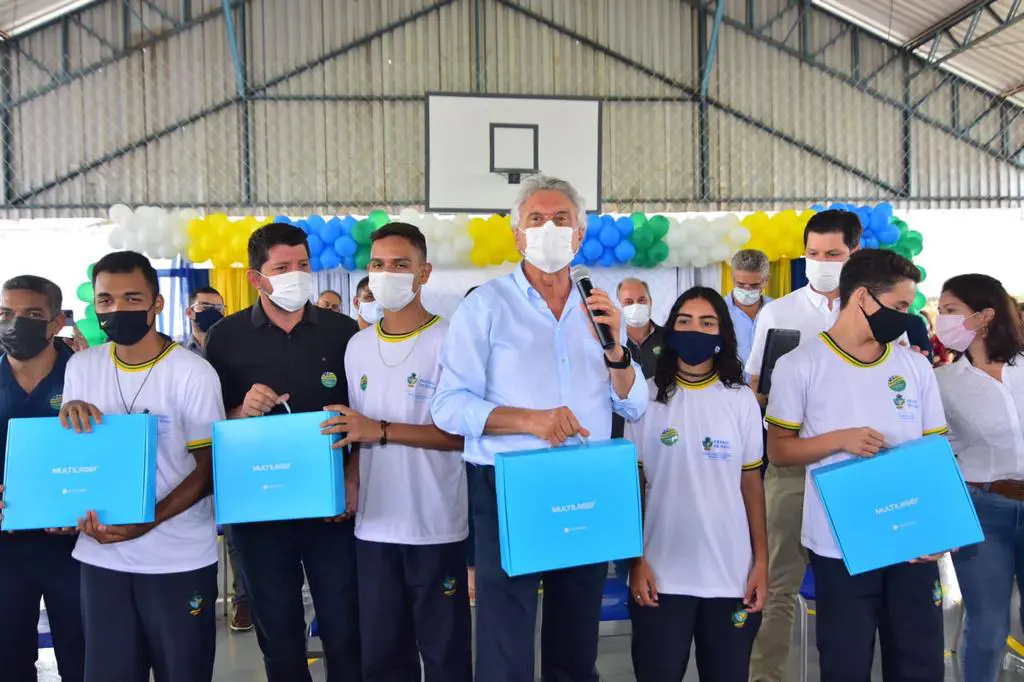 governador entrega chromebooks em Aparecida