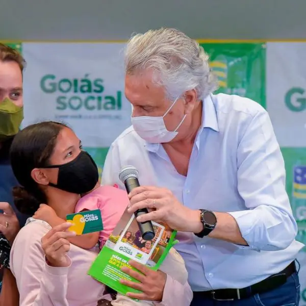 governador entrega cartão mães de goiás