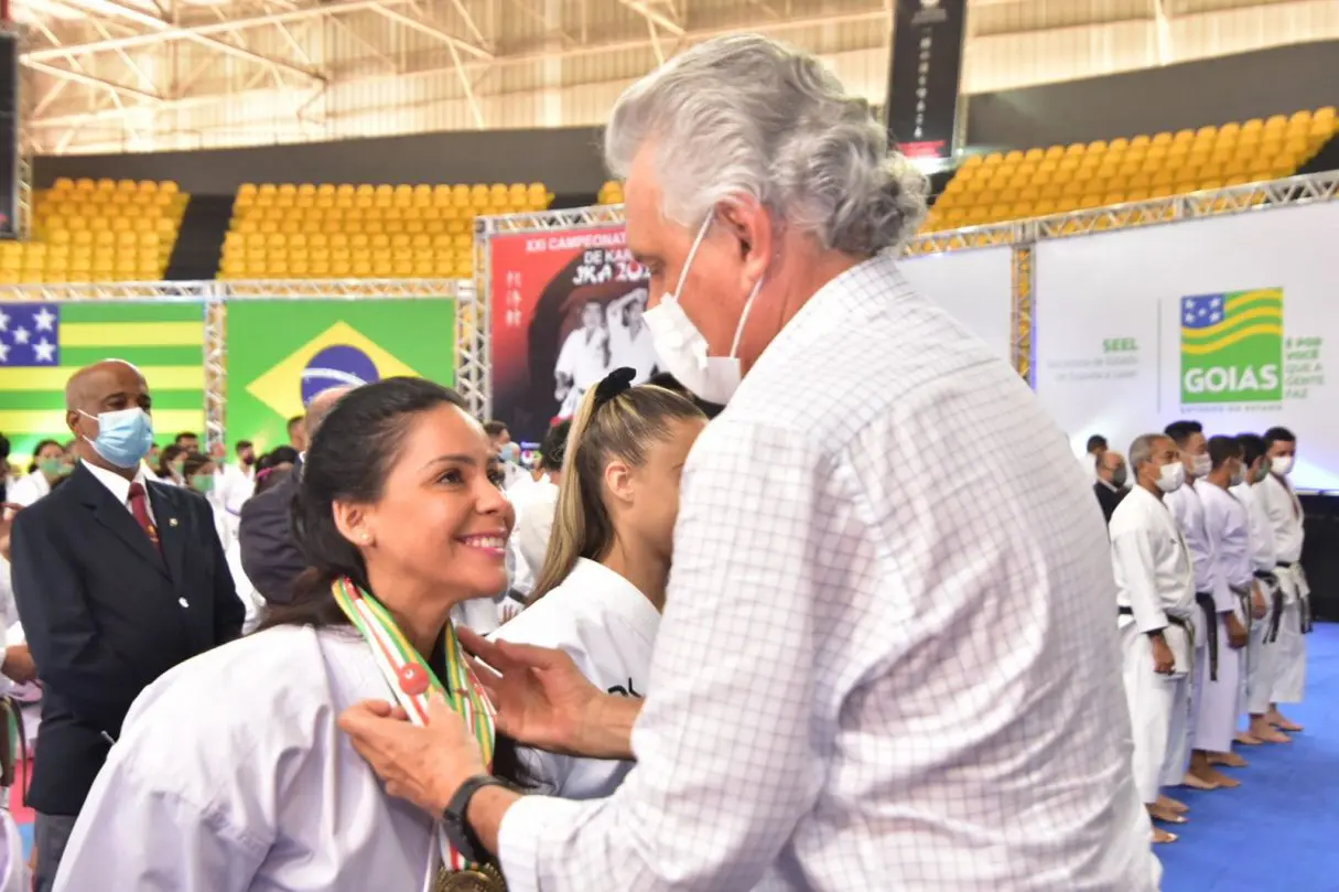 caiado entrega medalha em campeonato