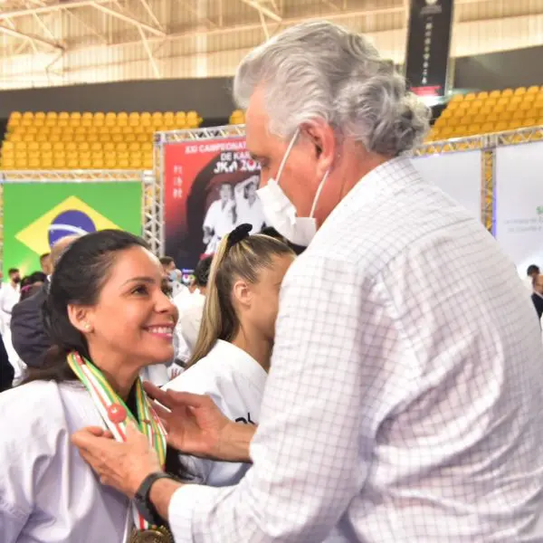 caiado entrega medalha em campeonato