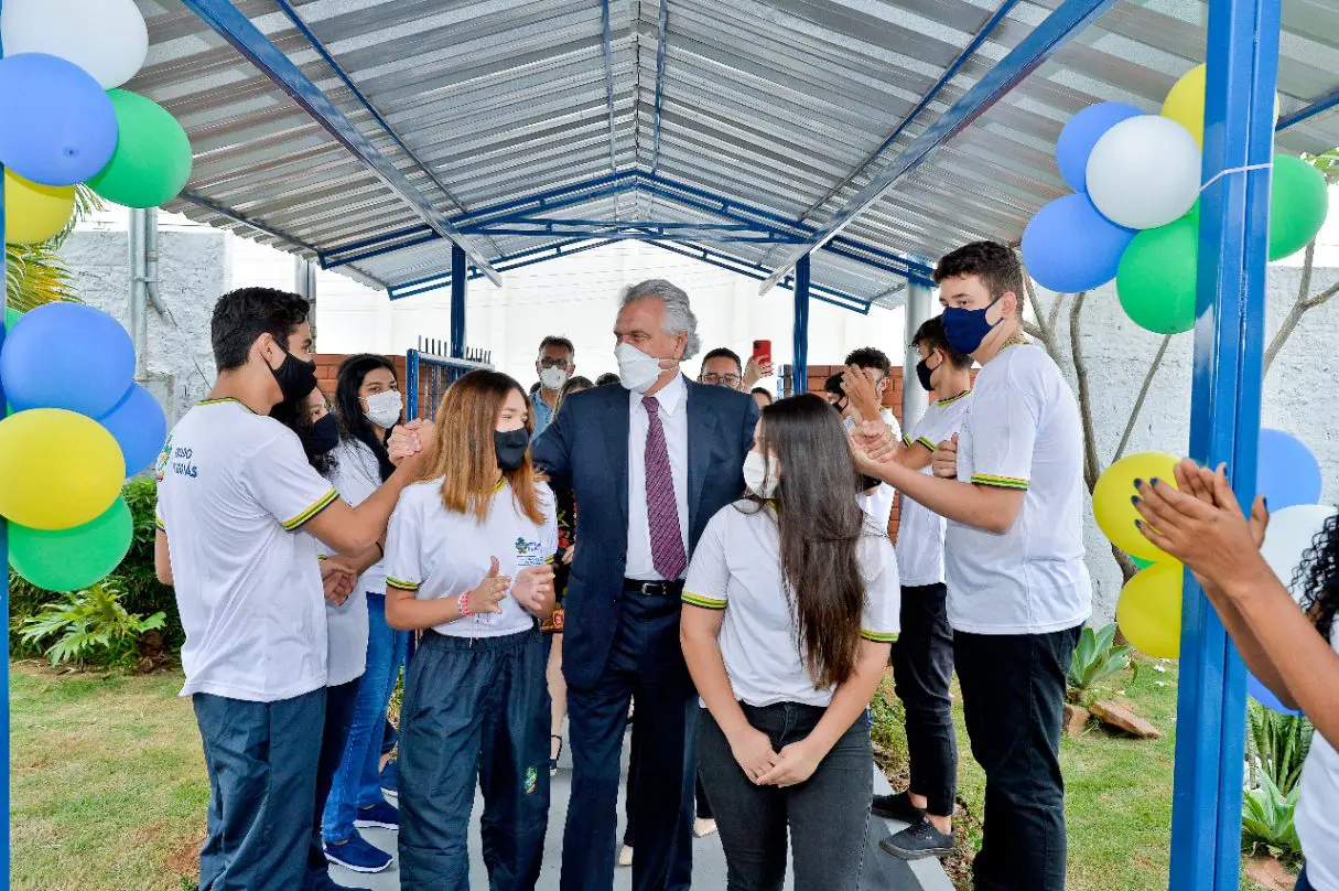 governador rodeado de estudantes