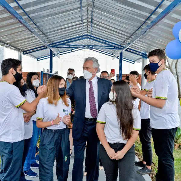 governador rodeado de estudantes