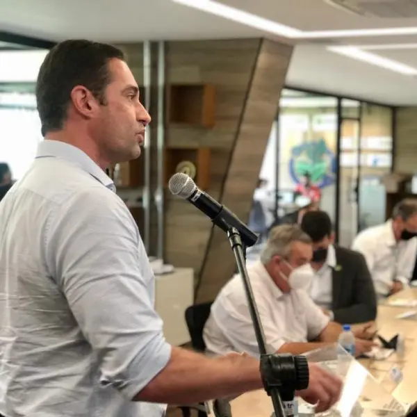 secretário Tiago Mendonça discursando no evento