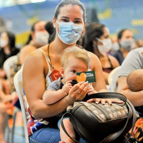 Uma nova direção foi dada aos programas sociais do Governo de Goiás nos últimos três anos. Com viés humanitário, característico de sua formação como médico, o governador Ronaldo Caiado cumpre o compromisso de levar apoio e assistência aos goianos em situação de vulnerabilidade econômica e alimentar. Somente para atender essa população, foi destinado R$ 1,3 bilhão em investimentos com medidas que alcançam os 246 municípios goianos. “Nossa gestão não é para construir grandes prédios. A nossa grande obra é cuidar das pessoas”, afirmou. Para suprir direitos básicos, como a alimentação, Caiado conduz uma gestão que deu fim a um período de inércia, com a distribuição de mais de 1 milhão de cestas básicas (1.019.442) pela Organização das Voluntárias de Goiás (OVG), iniciada neste mandato, além de ter realizado repasse de R$ 33 milhões diretamente às prefeituras, a maior destinação do País neste setor. Enquanto a gestão anterior não cumpriu com obrigações, fator evidenciado em dívidas deixadas em programas como o Bolsa Universitária, que apresentava um débito de R$ 76 milhões, Caiado encabeçou movimento de recuperação das contas e reconquista da credibilidade do governo. Somente no Bolsa Universitária, a administração estadual apresentava dívida com 82 instituições de ensino superior. Foi necessária a renegociação e, atualmente, R$ 69 milhões de atrasos já foram sanados. O Programa Universitário do Bem (ProBem) substituiu o Bolsa Universitária e já alcançou 10 mil estudantes que precisam de apoio para seguir na carreira acadêmica. Coordenadora do Gabinete de Políticas Sociais e presidente de honra da OVG, a primeira-dama Gracinha Caiado destaca que as ações sociais são pautadas por critérios técnicos e a prioridade é fazer uma diferença real na vida das pessoas. “Desde o início de 2019, o governador Ronaldo Caiado decidiu trabalhar com o Índice Multidimensional de Carência das Famílias Goianas, cálculo feito pelo Instituto Mauro Borges com base em dados do CadÚnico. Desta forma, podemos identificar aquelas famílias mais vulneráveis e quais são suas reais necessidades. Não nos permitimos fazer política com benefícios sociais. Nosso papel é garantir que os programas do governo cheguem a quem realmente mais precisa”, explicou. A guinada nos programas sociais foi pautada pela aplicação de base científica para atender pessoas que realmente precisam de apoio governamental. O cenário encontrado era de mero assistencialismo, sem critérios consolidados. Um dos destaques é o Programa Mães de Goiás, idealizado pelo governador Ronaldo Caiado, que assegura auxílio mensal de R$ 250 para 100 mil mães em todo o Estado. O investimento total é de R$ 219 milhões, viabilizados pelo Fundo de Proteção Social do Estado de Goiás (Protege Goiás). Até o momento, a entrega dos cartões foi efetuada em 92 municípios, e 71 mil mulheres com filhos menores de seis anos já foram contempladas. A meta é atingir 100 mil. A medida supre uma lacuna de apoio às crianças em idade pré-escolar ao garantir recursos para itens básicos como alimentação e medicamentos. “Nós vamos ajudar a criança da hora que ela nasce até os 6 anos de idade”, declarou Caiado ao citar que, após essa idade, a família encontra amparo também nas instituições de ensino. Entre outras propostas mais recentes e que transformaram as modalidades de proteção social instituídas pelo Governo de Goiás estão o Crédito Social, que viabilizou R$ 20 milhões para auxiliar a recuperação econômica do Estado; o Programa de Dignidade Menstrual, destinado a atender 146 mil mulheres; e o Água Social, implementado para subsidiar até 80% da fatura de água de famílias vulneráveis, com propósito de atender 128 mil pessoas. Com a ausência de programas para auxiliar o custeio de aluguel de famílias endividadas e estudantes sem recursos financeiros suficientes para custear moradia, foi implantado o Programa Pra ter Onde Morar - Aluguel Social, com abrangência a 30 mil famílias que recebem R$ 350 por mês para pagar locação de imóvel. O Governo de Goiás promove ainda ações como a construção de moradias a custo zero. São 1.156 construídas e entregues gratuitamente à população em 30 municípios goianos, um investimento de mais de R$ 130 milhões. O Programa Aprendiz do Futuro ganhou novo formato, com modelo de destaque internacional que usa mais tecnologia e amplia benefícios aos contemplados. Agora são 5 mil adolescentes selecionados nos 246 municípios goianos. Além da bolsa mensal de R$ 516, com direito a 13° salário, a proposta inclui cursos, recebimento de tablets e vale-alimentação de R$ 150, além de vale transporte, seguro de vida e materiais de identificação como uniformes e crachá. “Isso é o que eu chamo de um governo humanitário, um governo não interesseiro”, definiu Caiado ao listar as ações que protagonizaram seu mandato na área social. O governador defende que o objetivo maior é dar possibilidades de mudança de vida às pessoas. “Esse é o nosso objetivo: dar dignidade e, ao mesmo tempo, estimular a educação, quebrar o ciclo da pobreza, no sentido de as pessoas terem melhor perspectiva de vida no futuro”, reforçou. OVG A doação de cestas básicas foi instituída nesta gestão e intensificada diante da situação de emergência sanitária mundial pela Covid-19. Em atenção a todos municípios goianos, a Campanha de Combate à Propagação do Coronavírus já doou 1 milhão e 19 mil cestas de alimentos do lote de mais de 1 milhão de kits de alimentos encomendados, 465 mil frascos de álcool em gel e mais de 1,8 milhão de equipamentos de proteção individual (EPI). O Banco de Alimentos também passou por revitalização completa. O ambiente, antes sem revestimento ou climatização, apresentava condições ruins para acondicionar mantimentos e pouco controle de entrada e saída de itens. A falta de organização geral também era configurada pela ausência de cadastro de famílias e entidades beneficiadas, com cerca de 100 atendimentos mensais. Nesta gestão, o Banco de Alimentos passou a ser gerido pela OVG. A partir disso, recebeu um novo prédio, com estrutura adequada, e beneficia 250 instituições e mais de 2.500 famílias. O volume de doações soma 3,6 mil toneladas de frutas, verduras e legumes, com alcance médio de 45 mil pessoas. Hoje, a média de atendimentos é 10 vezes maior: 1.000 famílias por mês. Na gestão de Ronaldo Caiado, foi criado o Programa NutreBem, lançado em outubro de 2021. A iniciativa viabiliza o Mix do Bem, alimento de rápido preparo destinado a famílias em situação de vulnerabilidade social, e também produzirá legumes embalados a vácuo e frutas desidratadas que serão destinados aos municípios mais longínquos do Estado. Já o Restaurante do Bem foi entregue pela gestão anterior com uma dívida de R$ 4,5 milhões junto às empresas gestoras do então Restaurante Cidadão. Sempre atento a manter os compromissos em dia, Caiado quitou os débitos, e os pagamentos passaram a ocorrer rigorosamente dentro do previsto. A soma de refeições servidas, em 13 unidades, é de mais de 9 milhões nos primeiros anos do atual governo. Desde o início da pandemia, a OVG serve marmitas para pessoas em situação de rua em Goiânia e Luziânia, além de atender refugiados venezuelanos. Já foram doadas mais de 178 mil refeições. A entrega de benefícios sociais à população que mais precisa também recebeu atenção nos últimos três anos. Famílias que buscam cadeiras de rodas, enxoval de bebê, muletas, entre outros itens, passaram a contar com materiais de melhor qualidade e em maior quantidade para atender a mais pessoas. Desde o início da atual administração, foram doados 318 mil benefícios em Goiás. Agora, os goianos também têm à disposição uma unidade itinerante da OVG, antes inexistente. O formato garante atendimento presencial e destinação de benefícios para a população onde ela estiver. A equipe, que se desloca para os 246 municípios de Goiás, também presta informações sobre como ter acesso aos serviços do governo. Em outra frente, a Vila Vida, local que oferece atendimento e moradia a idosos, apresentava problemas de infraestrutura, assim como as Casas-Lares. Para sanar os problemas, a unidade recebeu a primeira reforma, desde a sua fundação em 1994. O investimento foi de R$ 1,2 milhão. GPS O Governo de Goiás passou a atuar estrategicamente junto às comunidades mais carentes em Goiás, fato que não ocorria em anos anteriores. Por meio do Gabinete de Políticas Sociais (GPS), coordenado pela primeira-dama, Gracinha Caiado, foi possível articulação direta com os municípios e promover uma rede de trabalho em parceria com as gestões municipais para levar benefícios de maneira pontual. Um dos destaques foi a atenção à comunidade Kalunga, garantida mesmo nas regiões de difícil acesso. Entre 2019 e 2021, foram investidos mais de R$ 25 milhões para construção de rede elétrica, benefício direto a 350 famílias. Os moradores da área receberam ainda energia fotovoltaica e abastecimento de água. As comunidades Kalunga também foram beneficiadas com projetos que chegaram a outras partes do Estado, como o Goiás Social, o projeto da cerveja de mandioca, os laboratórios Include, a entrega de cestas básicas, além da instalação de internet via satélite nas escolas locais. Juntamente com a Gerência Social da OVG, o Gabinete de Políticas Sociais também realiza um trabalho de estudos e capacitação técnica junto às primeiras-damas e gestores de Assistência Social dos municípios goianos, contribuindo para articulação de ações e organização da proteção do social em todo o Estado. O Gabinete de Políticas Sociais contribui para a implementação do programa Alfabetização e Família, executado pela Secretaria de Educação (Seduc), que promove a alfabetização de jovens e adultos em vulnerabilidade social e já atende mais de 300 alunos em 10 municípios goianos. Outra frente de trabalho é o Agro é Social, com apoio da Emater e da Secretaria de Agricultura, Pecuária e Abastecimento (Seapa), o Gabinete de Políticas Sociais já realizou a entrega de sementes a famílias rurais em situação de vulnerabilidade, juntamente com auxílio na capacitação e acompanhamento técnico, promove cursos de capacitação em municípios do interior do Estado, além do investimento em tanques, alevinos, insumos e equipamentos para o beneficiamento da cadeia produtiva da piscicultura em Minaçu. Direitos Humanos A partir de 2019, o Estado de Goiás assumiu um posicionamento de combate à violência contra a mulher em diversas iniciativas que foram implementadas em linha contrária à condução do governo anterior, que fechou a Secretaria da Mulher e da Igualdade Racial. Na gestão Caiado, houve a sanção do Pacto Goiano pelo Fim da Violência Contra a Mulher; a adesão ao Dia Laranja; e a criação da Rede Estadual Pelo Fim da Violência Contra a Mulher e do Batalhão Maria da Penha da Polícia Militar de Goiás. A busca por proteger a dignidade das pessoas, com ações na área de direitos humanos, também recebeu outra atenção nos últimos anos. Não havia uma estrutura para realização de projetos e ações específicas para o setor. Para solucionar o problema, a atual gestão integrou diferentes órgãos estaduais e entidades do terceiro setor em uma estrutura especialmente criada para atender demandas básicas como facilitar acesso a documentação como registro de nascimento, além de ter efetivado o Conselho Estadual de Direitos Humanos, Igualdade Racial e Combate ao Preconceito.