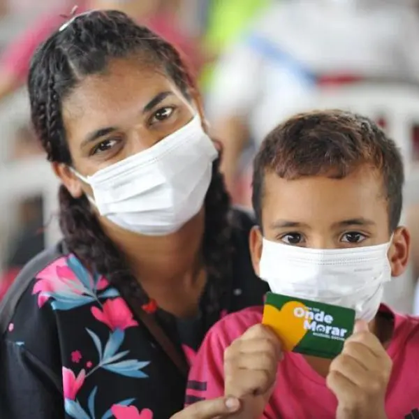 família recebe cartão do Aluguel Social