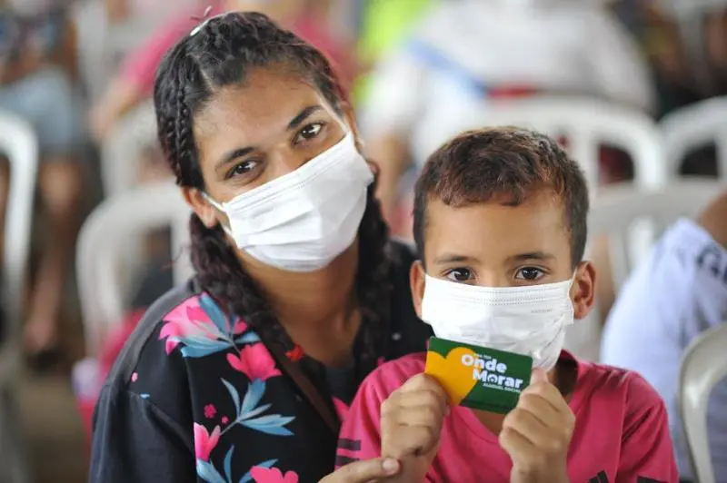 família recebe cartão do Aluguel Social