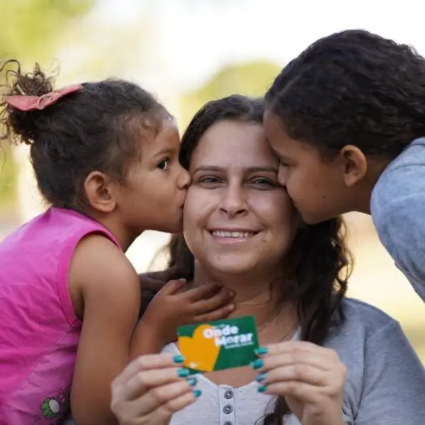 O Governo de Goiás, por meio da Agência Goiana de Habitação (Agehab), entrega nesta terça-feira (14/6) os cartões do programa Pra Ter Onde Morar – Aluguel Social em dois municípios do Sudoeste Goiano: Mineiros e Jataí. Os atendimentos à população serão realizados às 9 horas, em Mineiros, na Feira Municipal Sebastião de Oliveira, com a convocação de 330 famílias para a entrega. Logo depois, em Jataí, o evento começa às 14 horas no Ginásio de Esportes Padre James Robert Bray (Frei Chico). Foram convocadas 270 famílias em Jataí. O presidente Pedro Sales participará das entregas, representando o governador Ronaldo Caiado. Além das entregas do programa Aluguel Social em Jataí, a Agehab também realiza entregas do programa de regularização fundiária Pra Ter Onde Morar – Escritura. Ao todo 317 moradores dos bairros Mauro Bento, Estrela D’Alva, Vila Mutirão e Colmeia Park vão receber as escrituras de seus imóveis e outros 33 assinarão as escrituras para receberem os documentos posteriormente. O serviço é oferecido de forma gratuita pelo Governo de Goiás para famílias que aguardam há anos pelo documento definitivo de seus imóveis. Os beneficiários foram convocados por meio de cartas em seus endereços para comparecer ao evento. Já o Aluguel Social, que estará presenta nas duas cidades nesta terça, segue ampliando o atendimento pelo Estado, completando a marca de 53 cidades alcançadas. A expansão segue cronograma de planejamento que objetiva reduzir o déficit habitacional tanto nas grandes cidades, quanto no interior. Para o presidente da Agehab, Pedro Sales, o programa tem crescido de forma ágil, com responsabilidade. “Começamos a executar o Aluguel Social em dezembro e agora estamos em 53 cidades, já com 21 mil beneficiários convocados para receber. Estamos impactando a vida das famílias e dando condições para que se reergam”, afirma Sales. Os beneficiários do Aluguel Social devem verificar se estão na lista de convocação pelo site www.agehab.go.gov.br. Para se candidatar ao programa, a família tem que estar com o CadÚnico atualizado, ter vínculo há pelo menos três anos com o município, estar em situação de vulnerabilidade financeira e não possuir imóvel. O programa destina o valor mensal de R$ 350 para locação de imóveis por 18 meses para famílias em situação de vulnerabilidade social, superendividamento e que não tenham moradia própria. Ele opera com recursos do Fundo de Proteção Social do Estado de Goiás (Protege) e atende neste momento 53 municípios. A meta do Governo de Goiás é atender 40 mil famílias até o final do ano. Serviço Entrega de cartões do Aluguel Social em Mineiros Data: 14 de junho Horário: 9 horas Local: Feira Municipal Sebastião de Oliveira Endereço: Praça Rui Barbosa, Bairro Mineirinho - Mineiros Entrega de cartões do Aluguel Social em Jataí Data: 14 de junho Horário: 14 horas Local: Ginásio de Esportes Padre James Robert Bray (Frei Chico) Endereço: Av. Professora Luciana Machado (ao lado do Centro de Cultura e Eventos) - Jataí