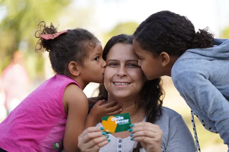 O Governo de Goiás, por meio da Agência Goiana de Habitação (Agehab), entrega nesta terça-feira (14/6) os cartões do programa Pra Ter Onde Morar – Aluguel Social em dois municípios do Sudoeste Goiano: Mineiros e Jataí. Os atendimentos à população serão realizados às 9 horas, em Mineiros, na Feira Municipal Sebastião de Oliveira, com a convocação de 330 famílias para a entrega. Logo depois, em Jataí, o evento começa às 14 horas no Ginásio de Esportes Padre James Robert Bray (Frei Chico). Foram convocadas 270 famílias em Jataí. O presidente Pedro Sales participará das entregas, representando o governador Ronaldo Caiado. Além das entregas do programa Aluguel Social em Jataí, a Agehab também realiza entregas do programa de regularização fundiária Pra Ter Onde Morar – Escritura. Ao todo 317 moradores dos bairros Mauro Bento, Estrela D’Alva, Vila Mutirão e Colmeia Park vão receber as escrituras de seus imóveis e outros 33 assinarão as escrituras para receberem os documentos posteriormente. O serviço é oferecido de forma gratuita pelo Governo de Goiás para famílias que aguardam há anos pelo documento definitivo de seus imóveis. Os beneficiários foram convocados por meio de cartas em seus endereços para comparecer ao evento. Já o Aluguel Social, que estará presenta nas duas cidades nesta terça, segue ampliando o atendimento pelo Estado, completando a marca de 53 cidades alcançadas. A expansão segue cronograma de planejamento que objetiva reduzir o déficit habitacional tanto nas grandes cidades, quanto no interior. Para o presidente da Agehab, Pedro Sales, o programa tem crescido de forma ágil, com responsabilidade. “Começamos a executar o Aluguel Social em dezembro e agora estamos em 53 cidades, já com 21 mil beneficiários convocados para receber. Estamos impactando a vida das famílias e dando condições para que se reergam”, afirma Sales. Os beneficiários do Aluguel Social devem verificar se estão na lista de convocação pelo site www.agehab.go.gov.br. Para se candidatar ao programa, a família tem que estar com o CadÚnico atualizado, ter vínculo há pelo menos três anos com o município, estar em situação de vulnerabilidade financeira e não possuir imóvel. O programa destina o valor mensal de R$ 350 para locação de imóveis por 18 meses para famílias em situação de vulnerabilidade social, superendividamento e que não tenham moradia própria. Ele opera com recursos do Fundo de Proteção Social do Estado de Goiás (Protege) e atende neste momento 53 municípios. A meta do Governo de Goiás é atender 40 mil famílias até o final do ano. Serviço Entrega de cartões do Aluguel Social em Mineiros Data: 14 de junho Horário: 9 horas Local: Feira Municipal Sebastião de Oliveira Endereço: Praça Rui Barbosa, Bairro Mineirinho - Mineiros Entrega de cartões do Aluguel Social em Jataí Data: 14 de junho Horário: 14 horas Local: Ginásio de Esportes Padre James Robert Bray (Frei Chico) Endereço: Av. Professora Luciana Machado (ao lado do Centro de Cultura e Eventos) - Jataí